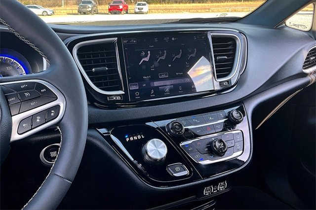 Used 2025 Chrysler Pacifica Select image 9