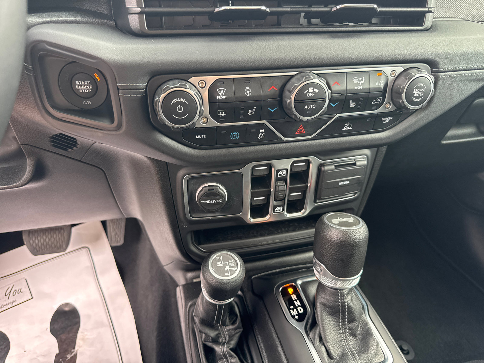 Used 2025 Jeep Wrangler Sahara image 28