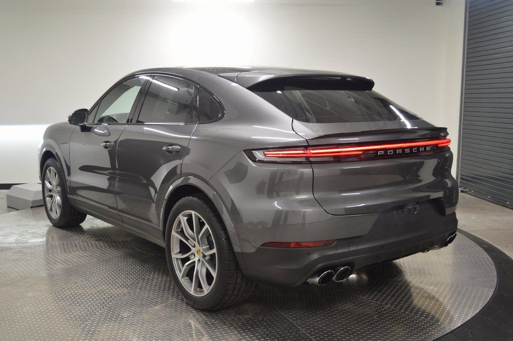 Certified 2024 Porsche Cayenne Coupe image 3