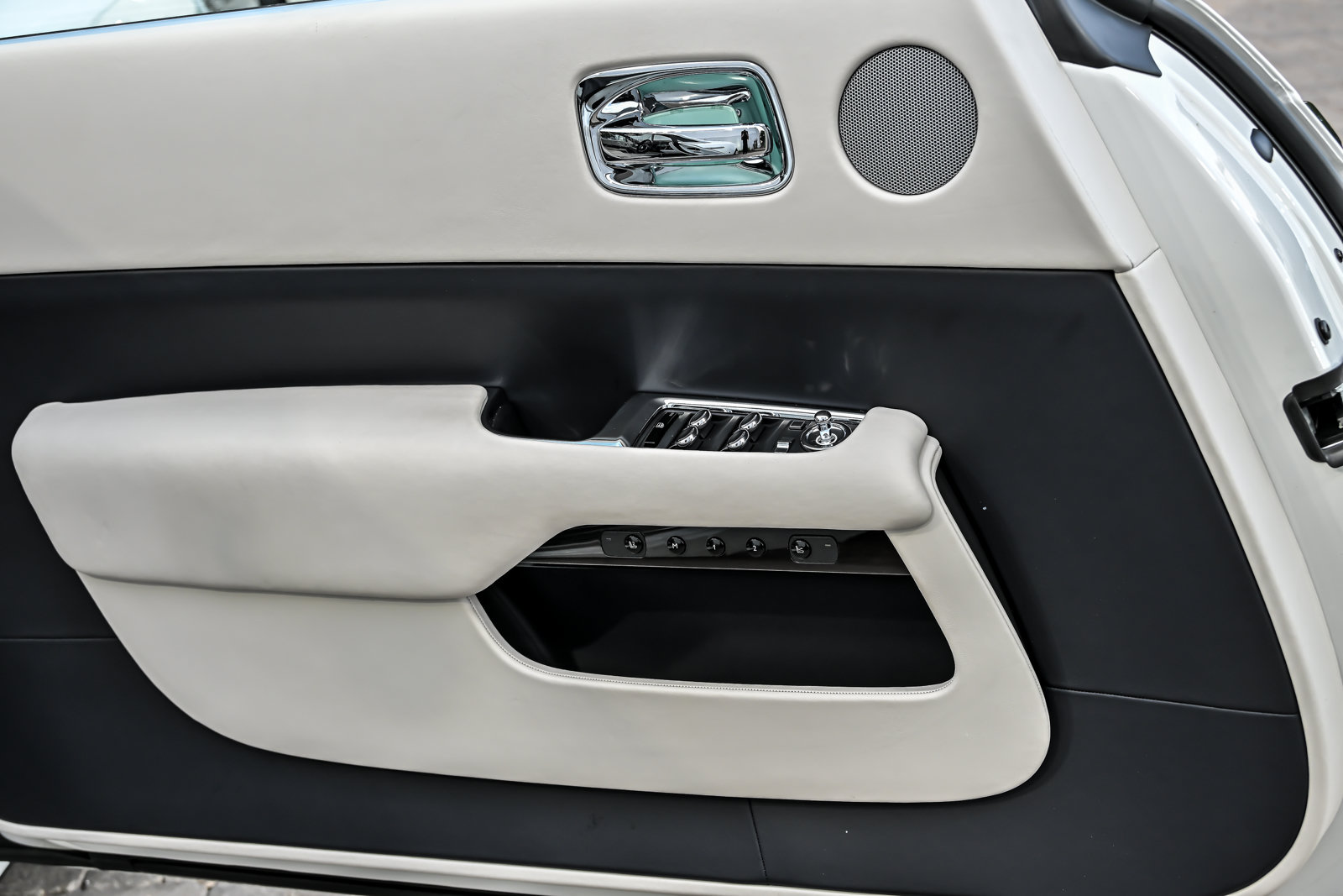 Used 2020 Rolls-Royce Dawn RWD image 21