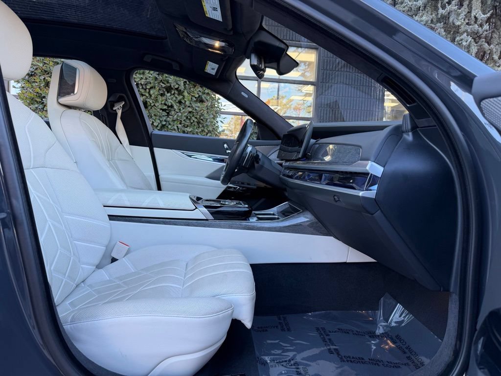 Used 2023 BMW 760i xDrive w/ Executive Package AWD/4WD image 32