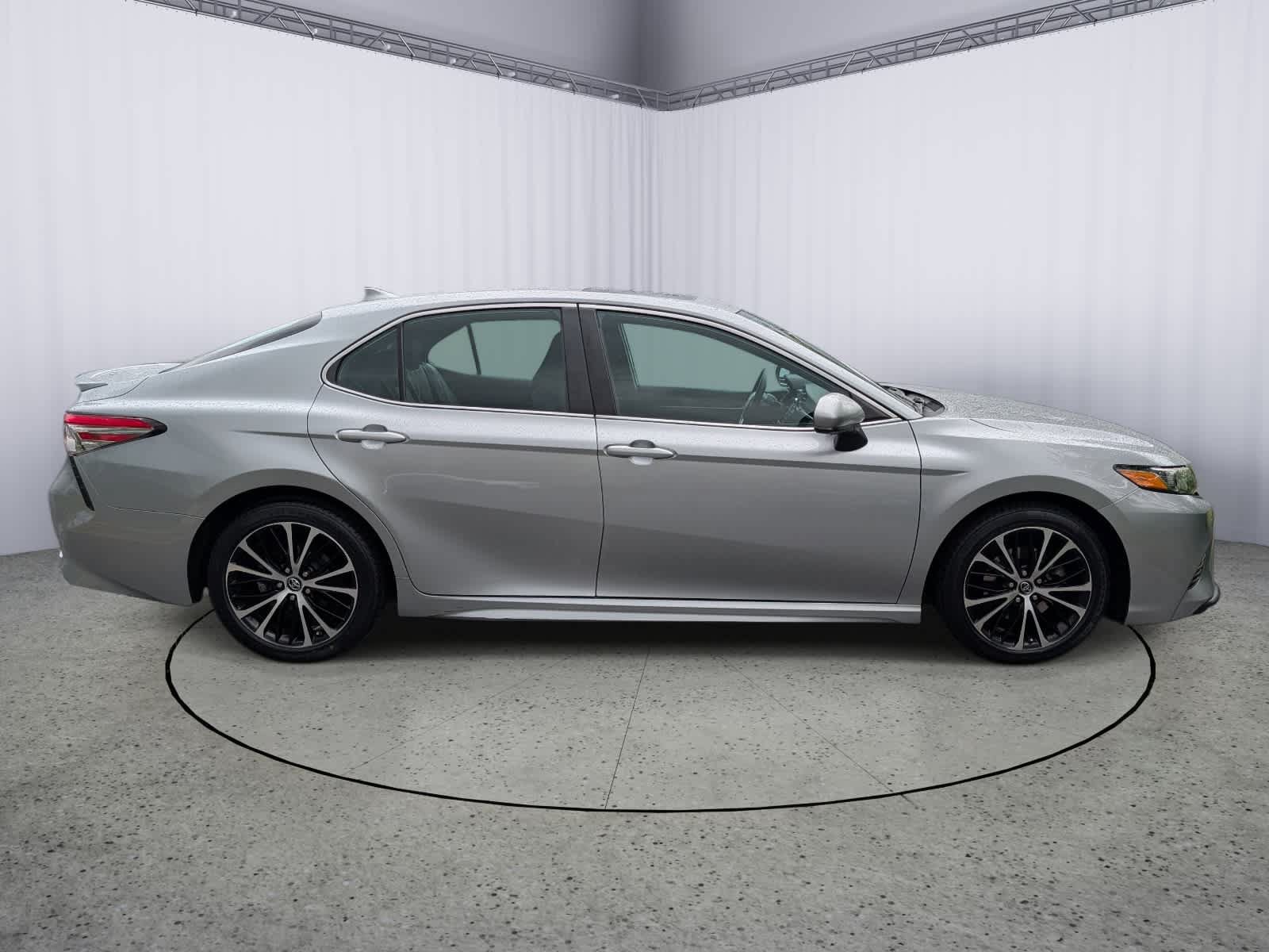 Used 2019 Toyota Camry SE w/ Carpet Mat Package FWD image 2