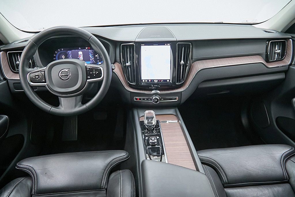 Used 2023 Volvo XC60 B6 Ultimate w/ Protection Package Premier image 23