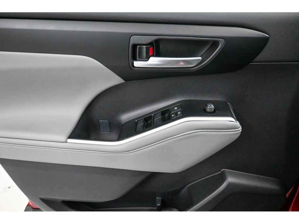 Used 2025 Toyota Highlander XLE image 8