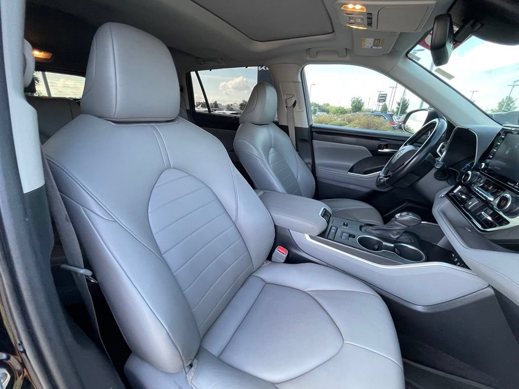 Used 2021 Toyota Highlander XLE FWD image 32