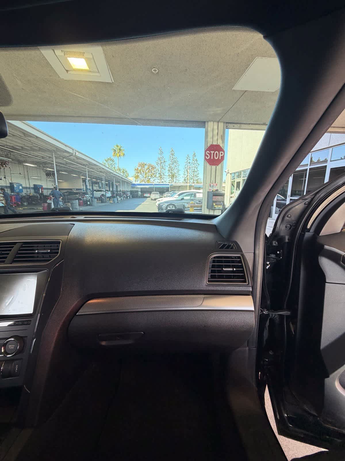 Used 2018 Ford Explorer XLT w/ Equipment Group 201A FWD image 17