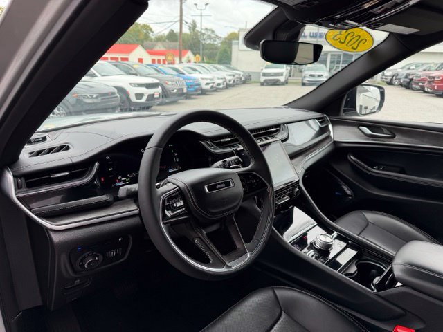 Used 2023 Jeep Grand Cherokee Overland AWD/4WD image 6