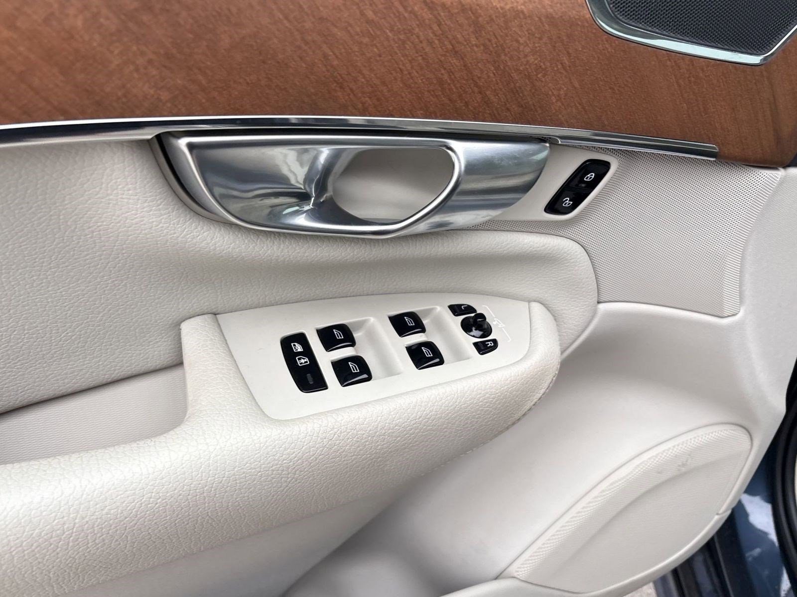 Certified 2022 Volvo XC90 T8 Inscription Expression image 13