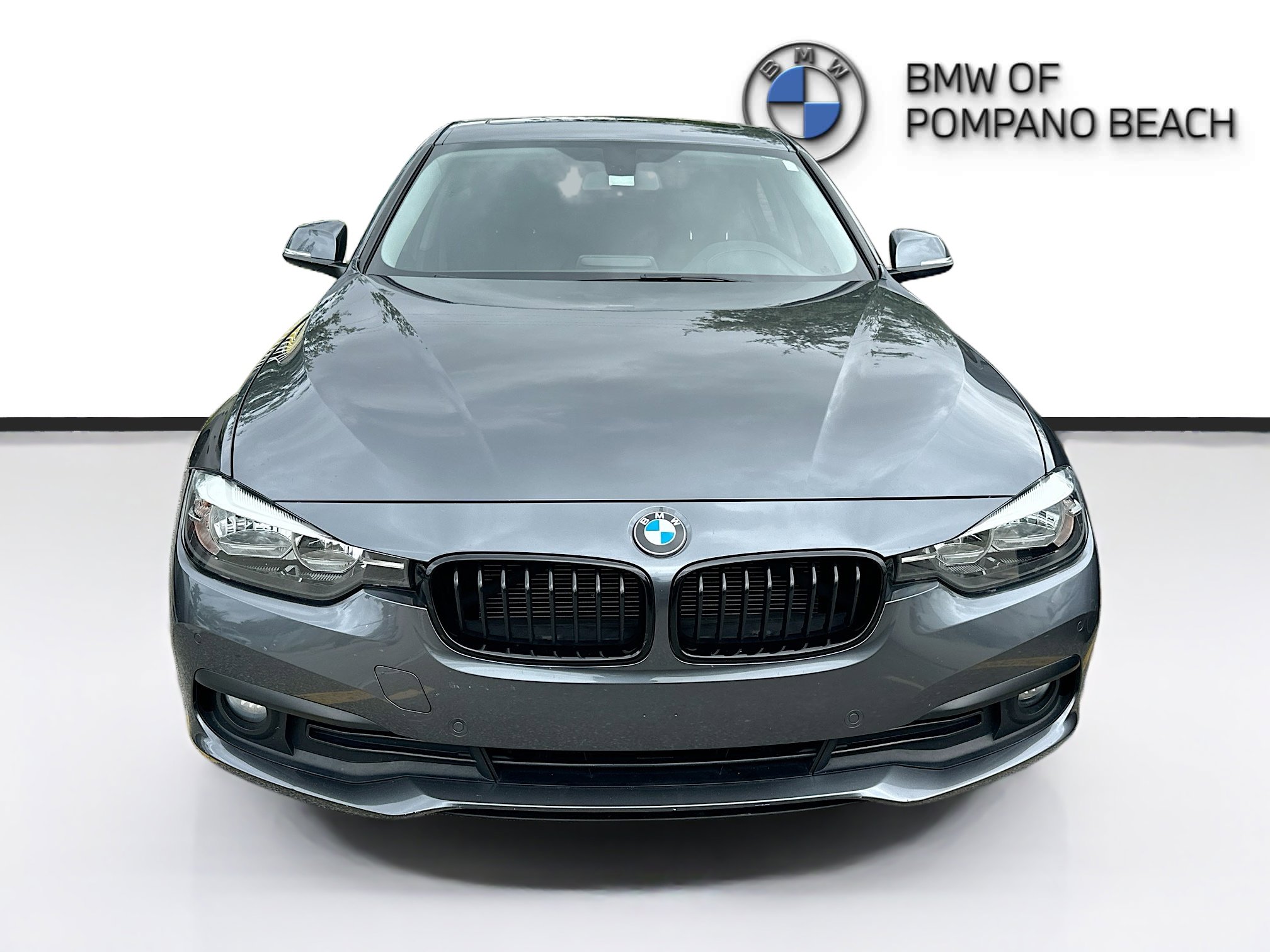 Used 2017 BMW 320i Sedan RWD image 2