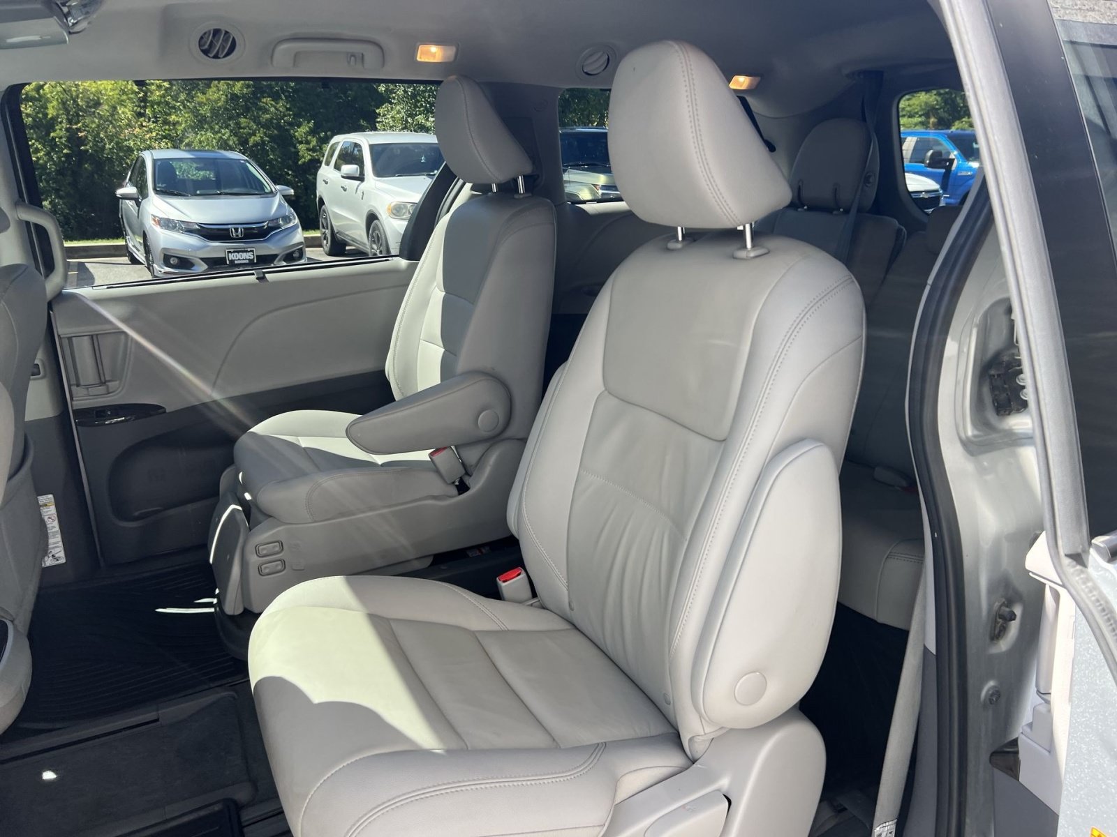 Used 2020 Toyota Sienna XLE w/ XLE Navigation Package FWD image 25