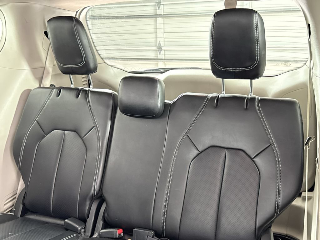 Used 2023 Chrysler Pacifica Touring-L FWD image 11
