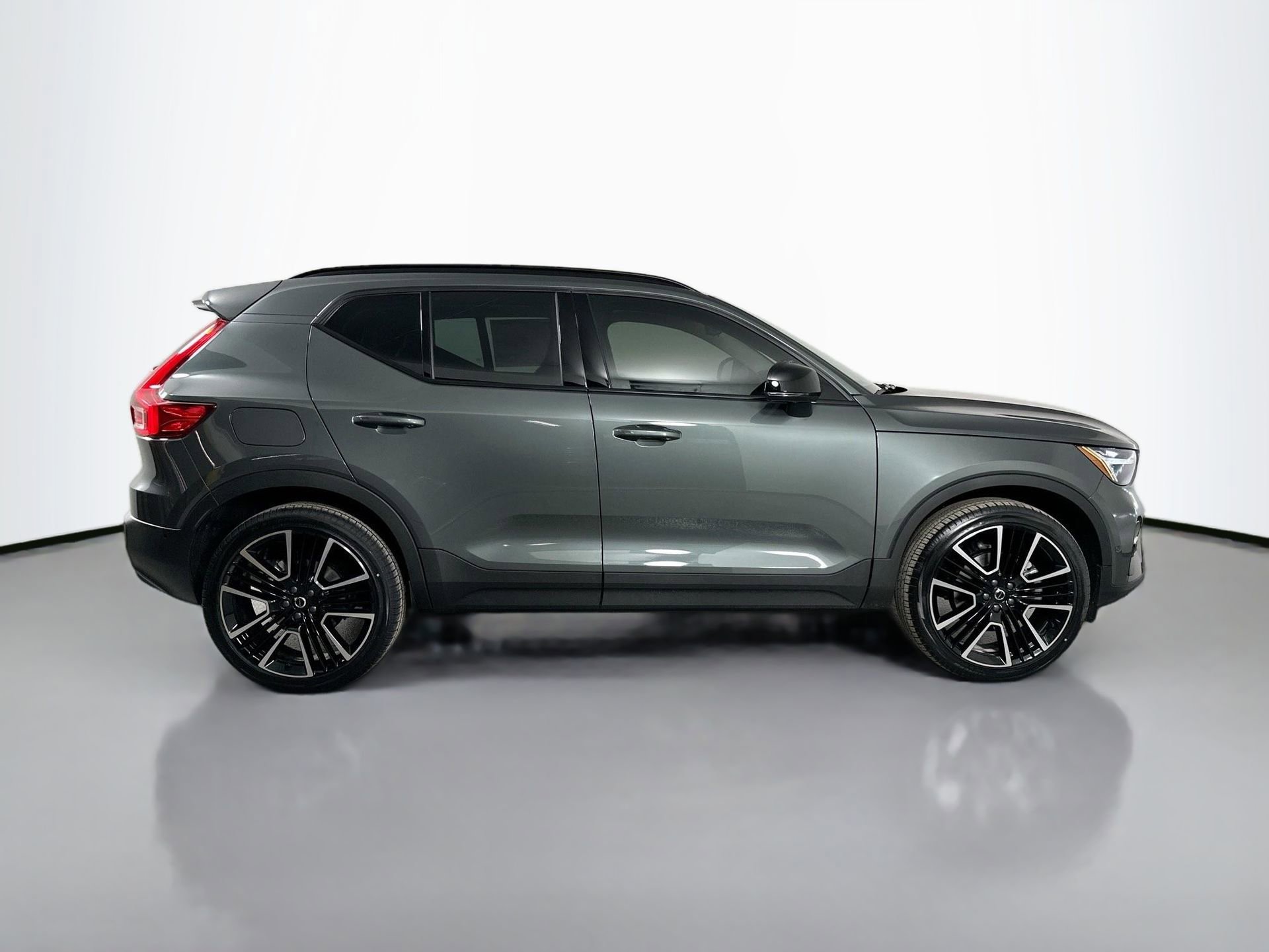 New 2026 Volvo XC40 B4 Plus w/ Climate Package FWD image 4