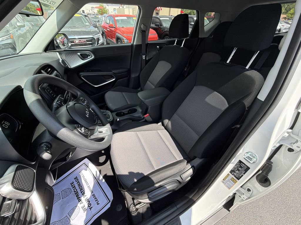 Used 2025 Kia Soul LX w/ LX Technology Package FWD image 17