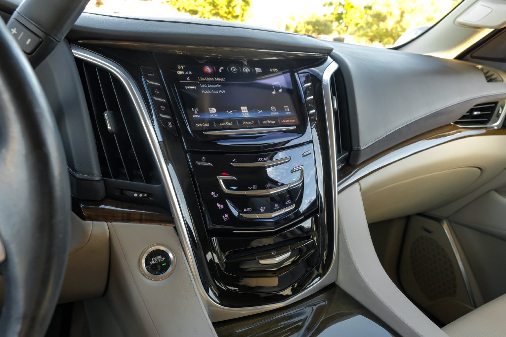 Used 2018 Cadillac Escalade Luxury AWD/4WD image 25