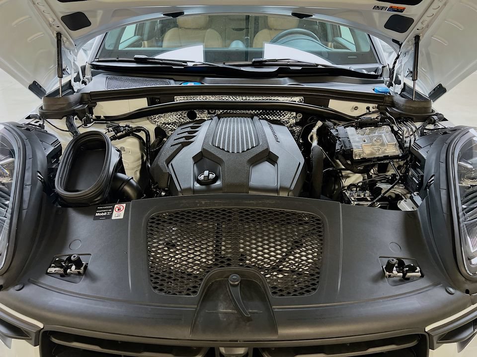 Certified 2026 Porsche Macan AWD/4WD image 32