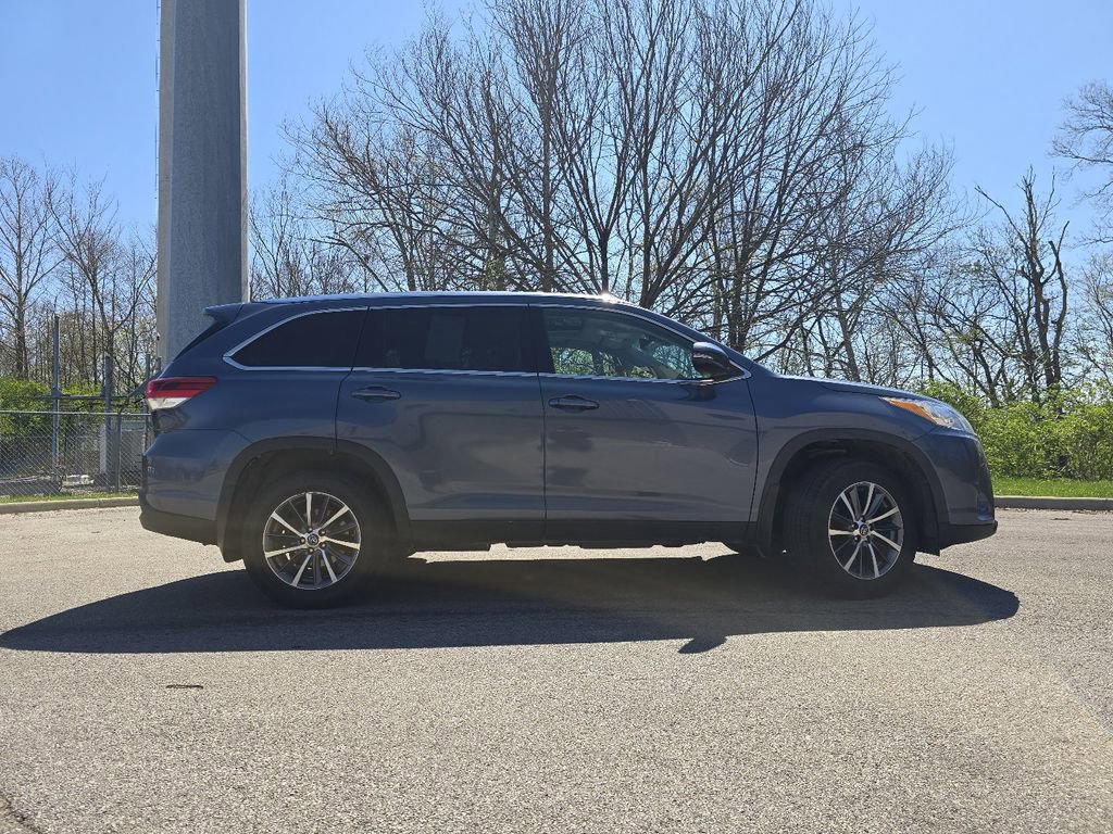 Used 2019 Toyota Highlander XLE AWD/4WD image 17