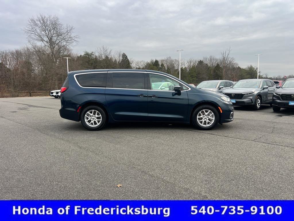 Used 2023 Chrysler Pacifica Touring-L image 8