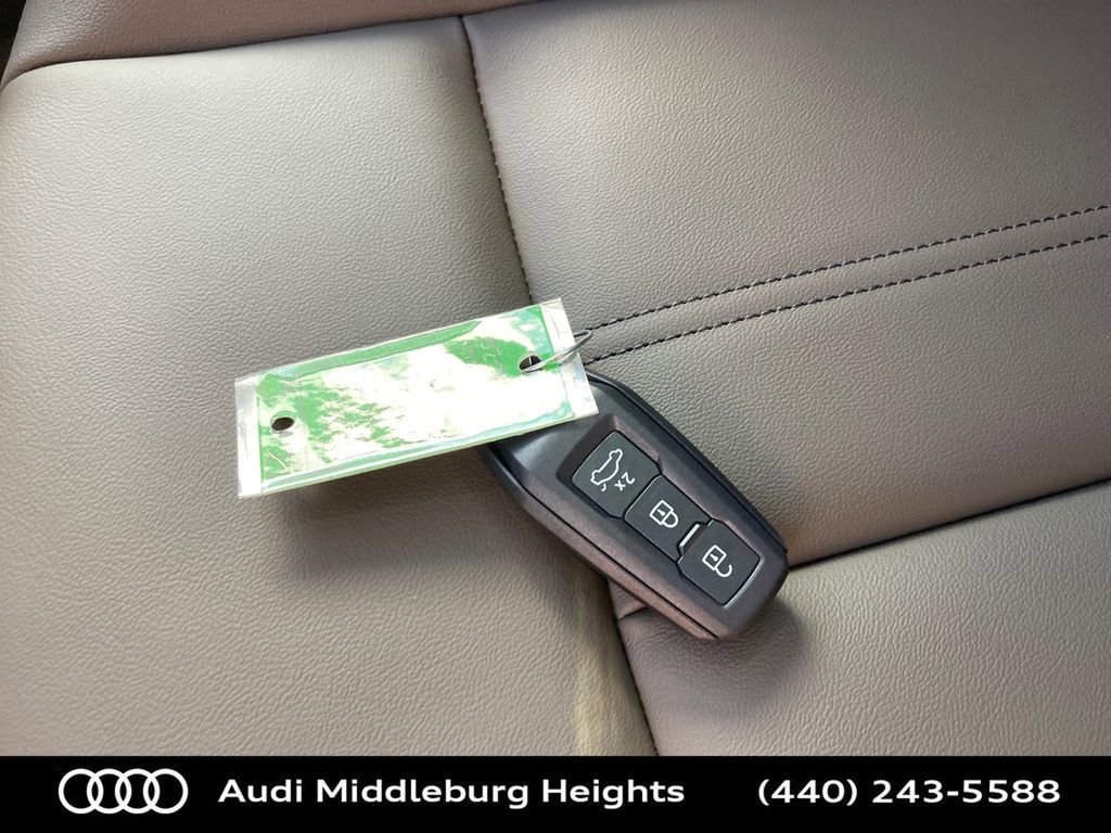 Used 2025 Audi Q5 Premium w/ Convenience Package image 32