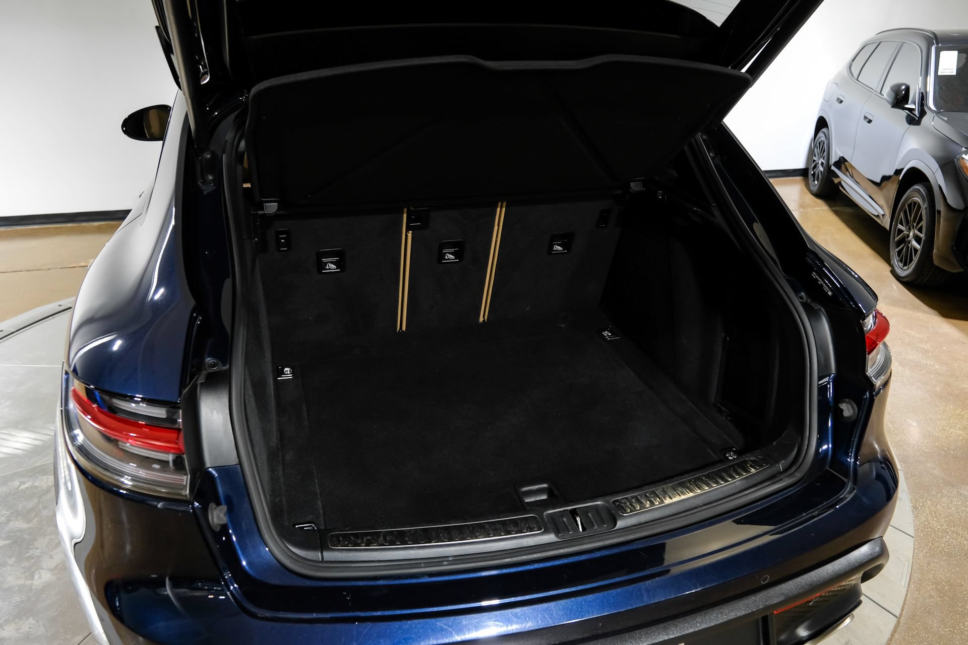 Used 2023 Porsche Macan AWD/4WD image 66