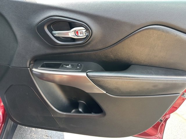 Used 2019 Jeep Cherokee Latitude w/ Popular Appearance Group image 12