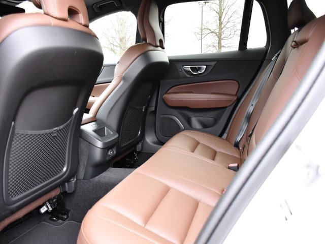 Used 2025 Volvo V60 B5 Cross Country Plus image 15