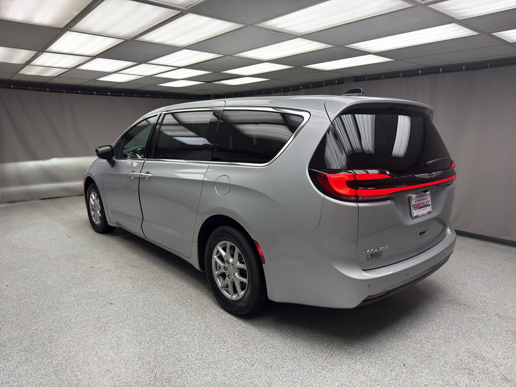 Used 2026 Chrysler Pacifica Select FWD image 2