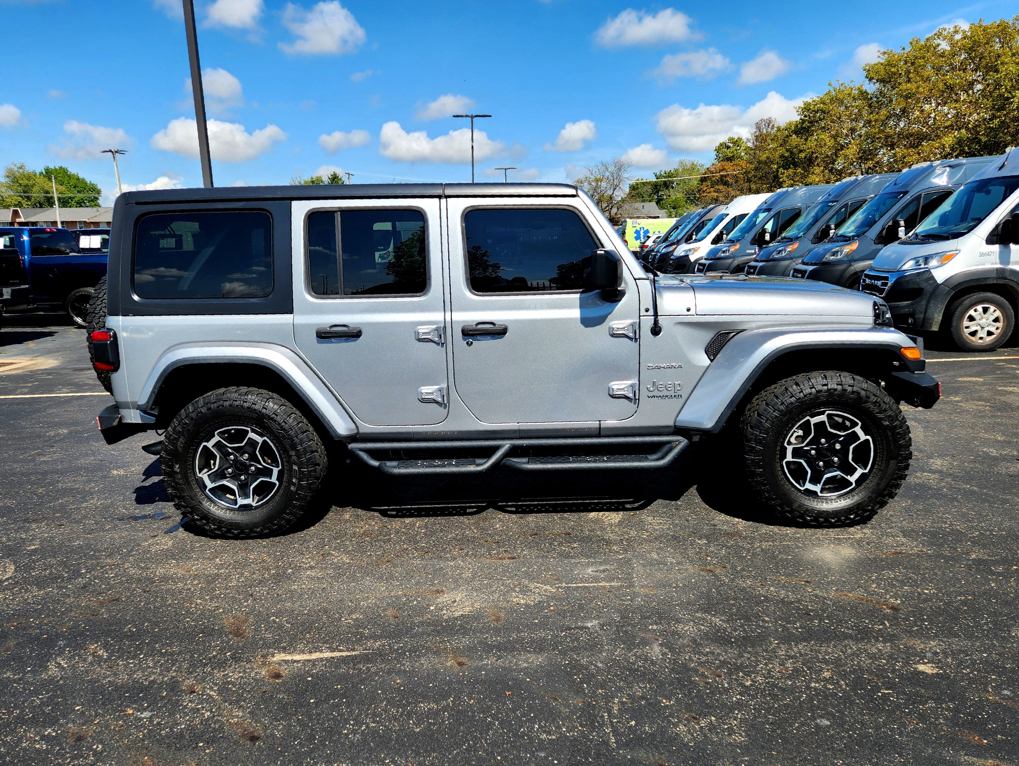 Used 2018 Jeep Wrangler Unlimited Sahara image 9