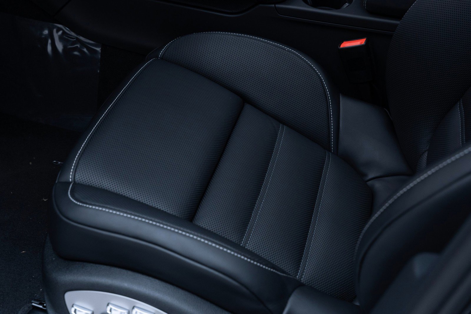 New 2025 Porsche Macan Turbo image 16