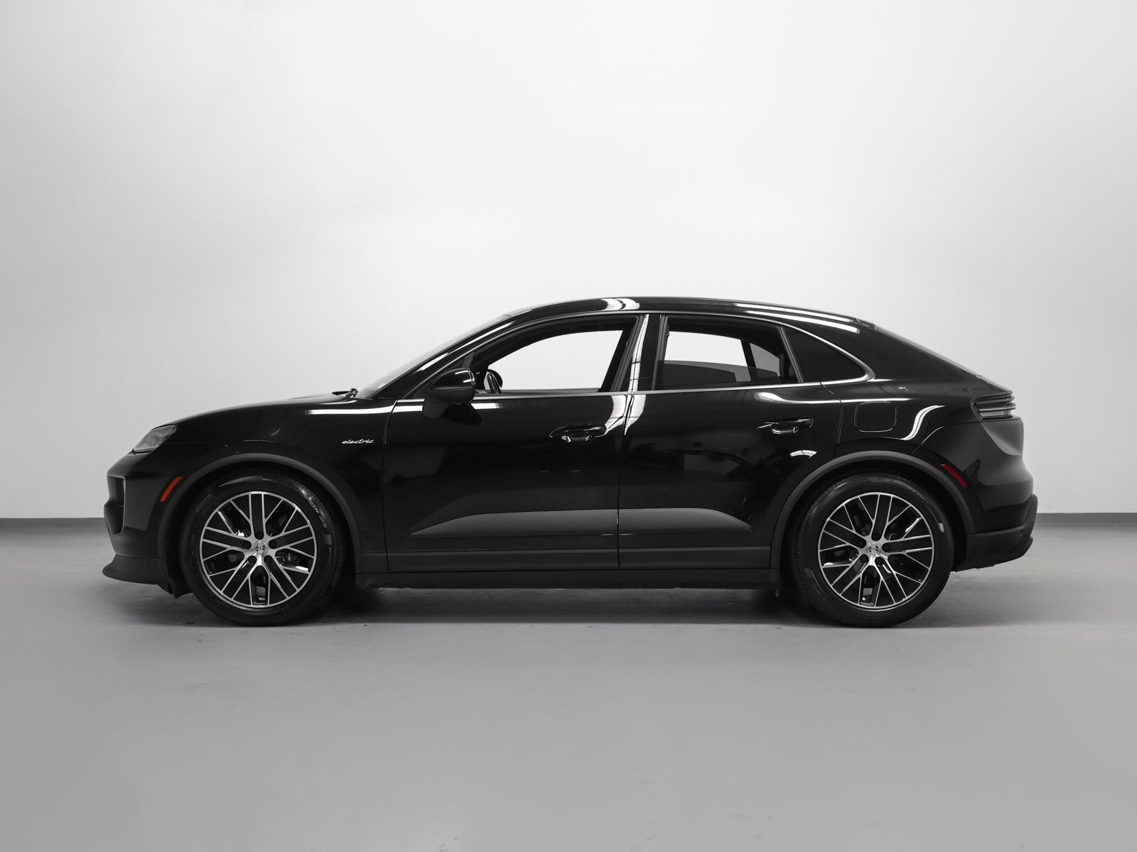 Certified 2025 Porsche Macan Electric RWD image 2