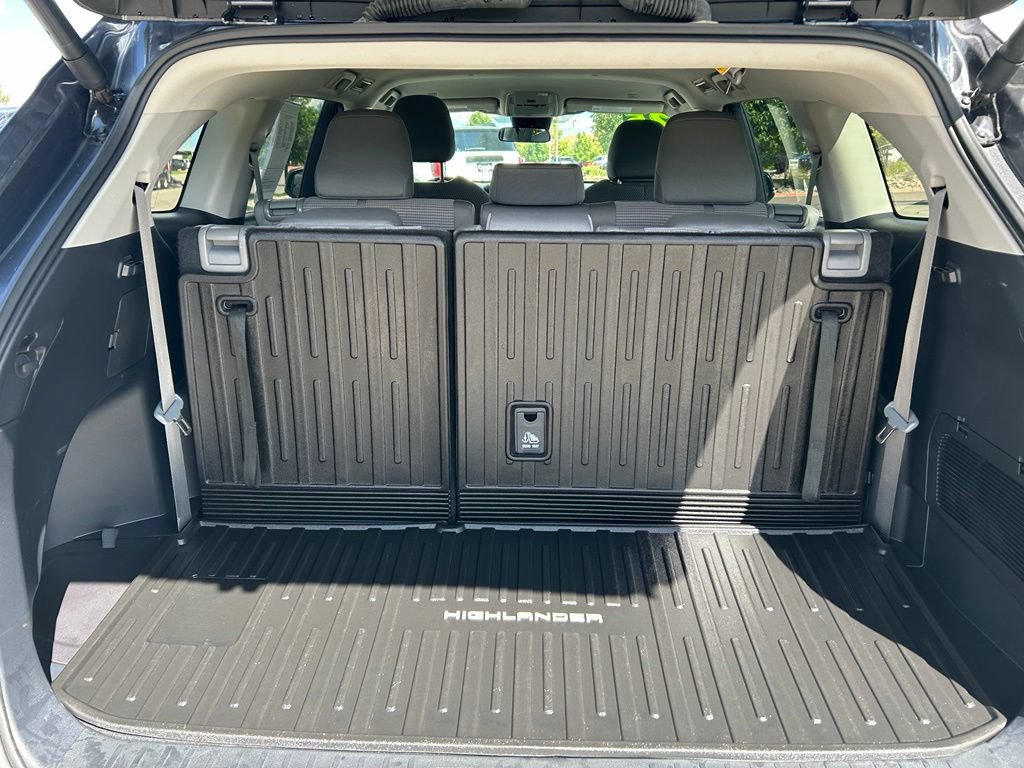Used 2025 Toyota Highlander LE AWD/4WD image 26