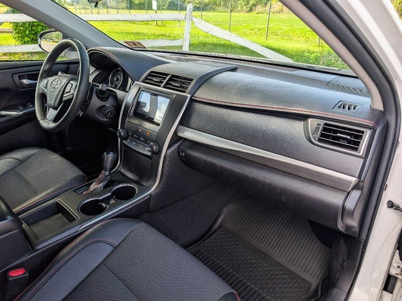 Used 2017 Toyota Camry SE w/ Moonroof Package FWD image 32