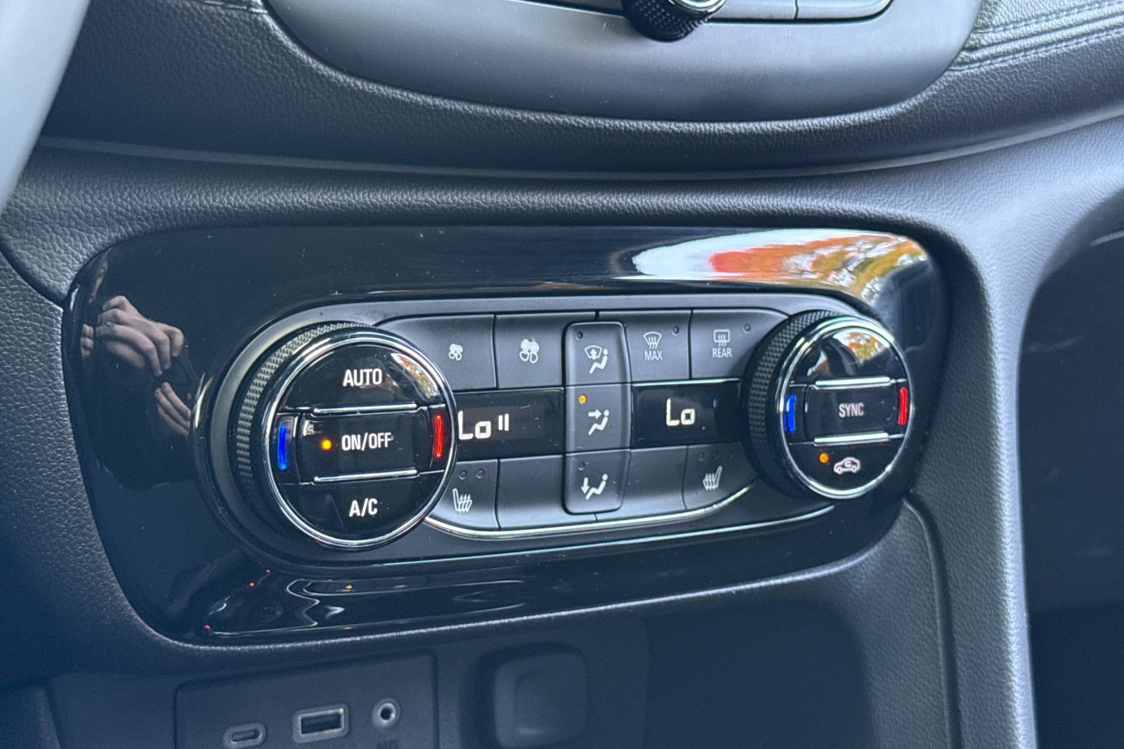 Used 2023 Buick Encore GX Select w/ Sport Touring Package image 25