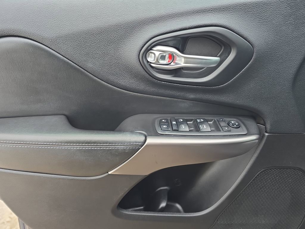 Used 2019 Jeep Cherokee Latitude Plus w/ Cold Weather Group image 12