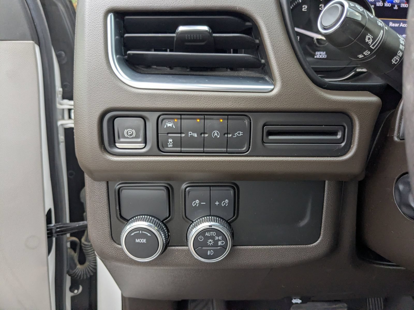Used 2021 GMC Yukon XL SLT w/ Rear Media and Nav Package RWD image 17