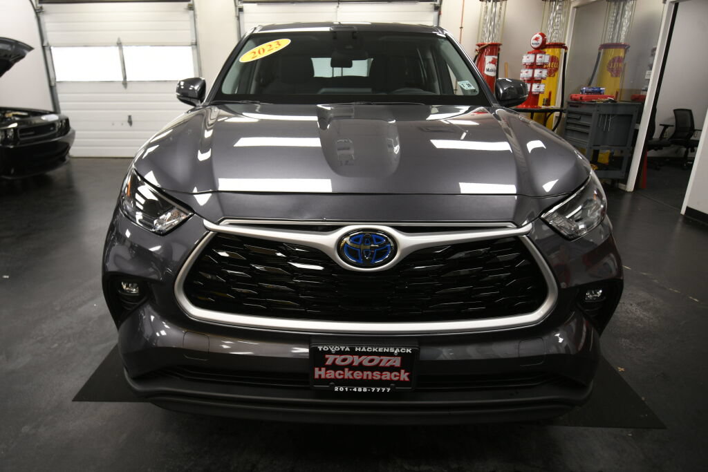 Used 2023 Toyota Highlander LE AWD/4WD image 3