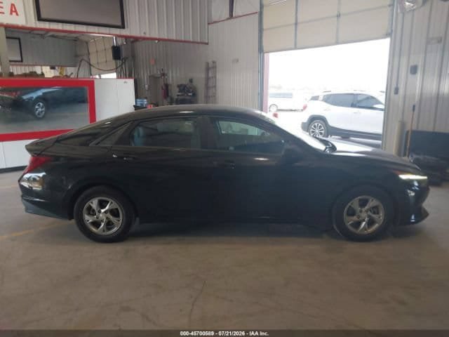 Used 2021 Hyundai Elantra SE FWD image 14