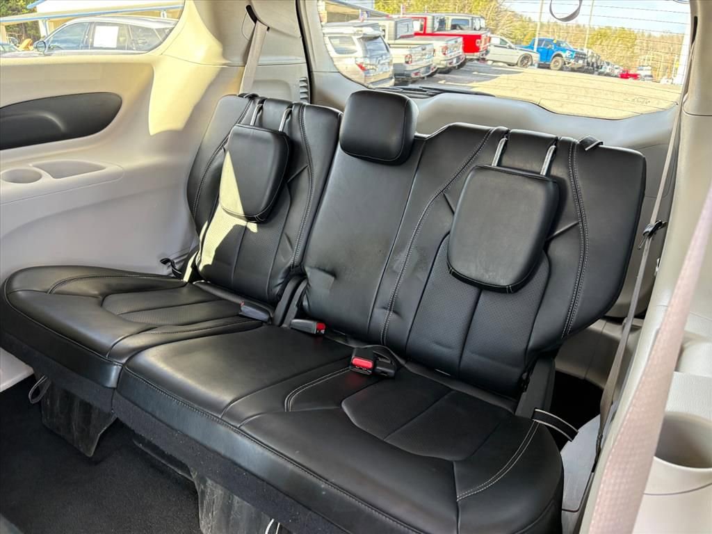 Used 2024 Chrysler Pacifica Touring-L image 19