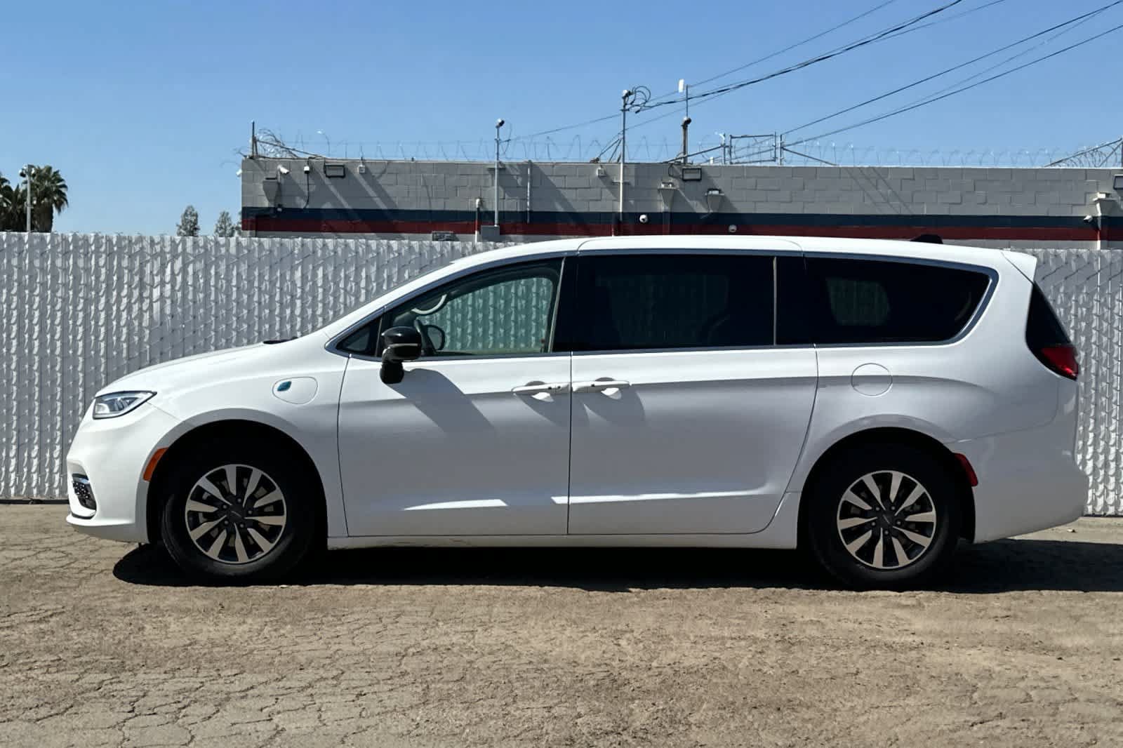Used 2024 Chrysler Pacifica Limited FWD image 6
