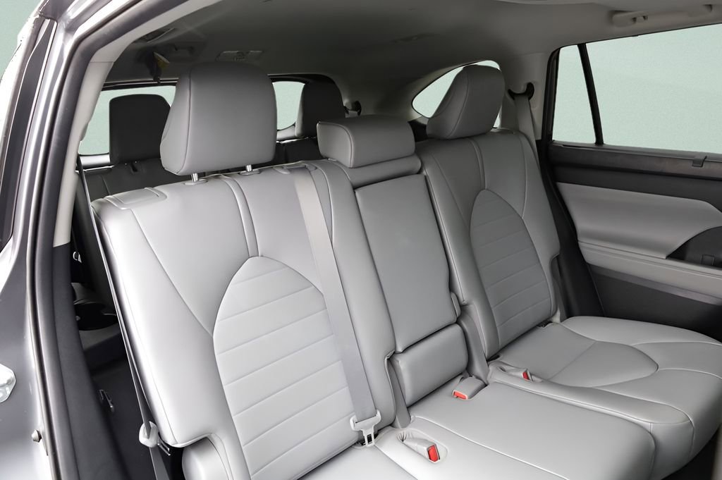 Used 2021 Toyota Highlander XLE image 27