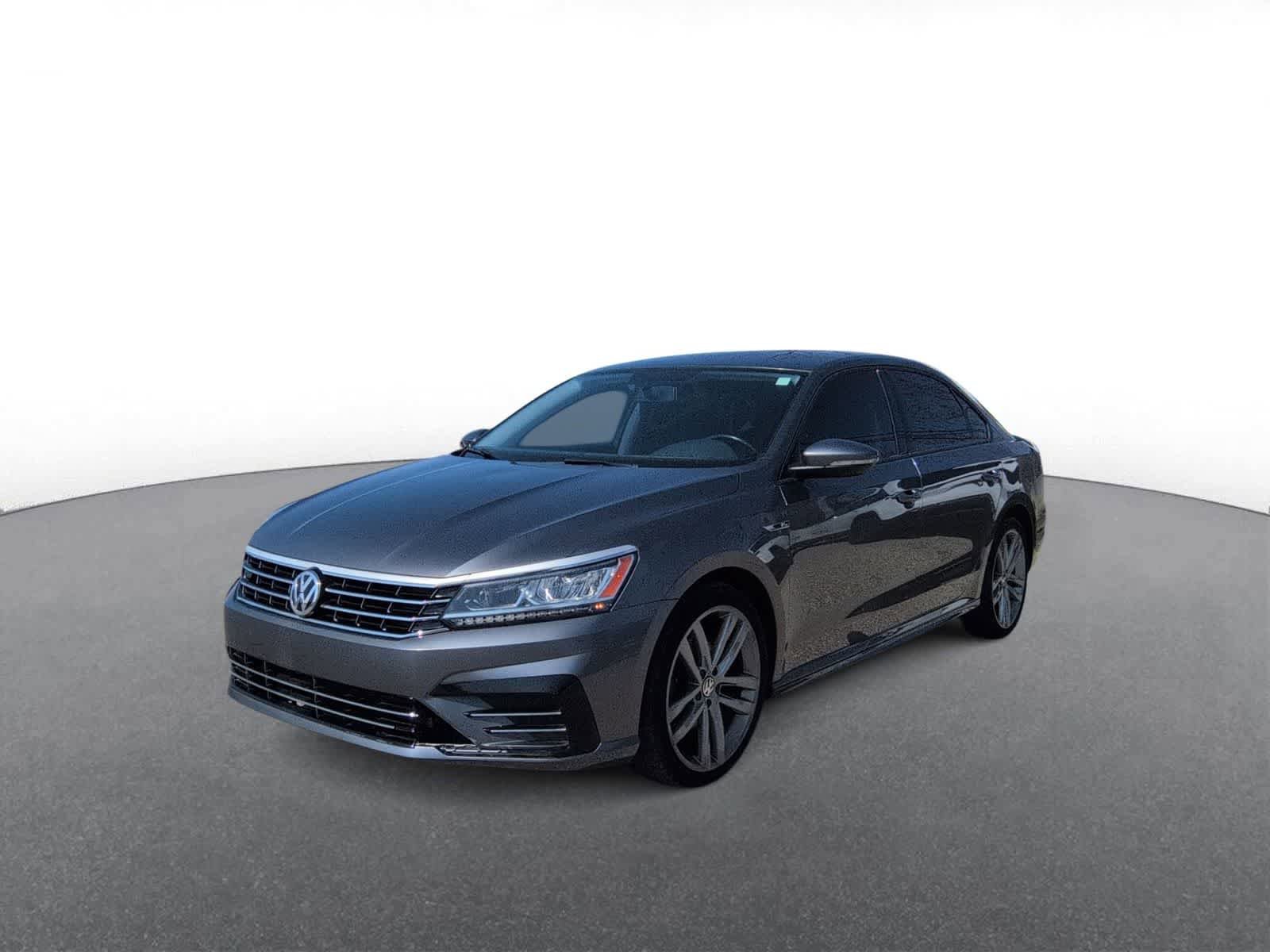 Used 2018 Volkswagen Passat 2.0T R-Line w/ R-Line Lighting Package FWD image 4