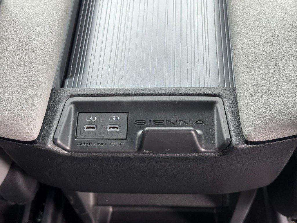 Used 2025 Toyota Sienna XLE FWD image 19