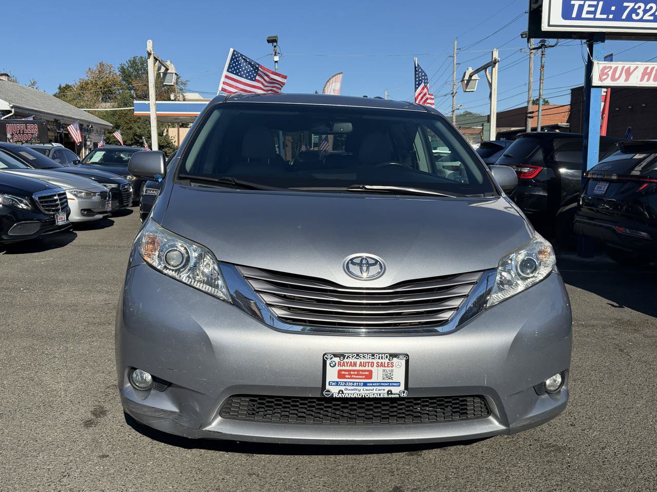 Used 2017 Toyota Sienna XLE w/ XLE Navigation Package FWD image 3