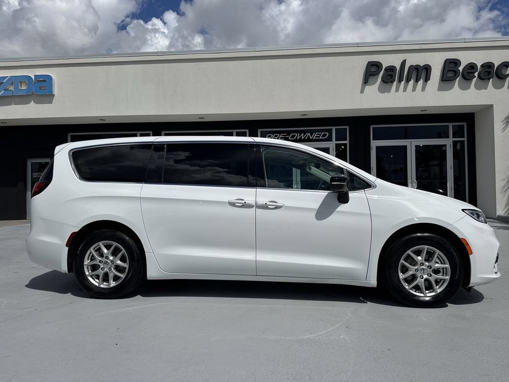 Used 2024 Chrysler Pacifica Touring-L FWD image 23