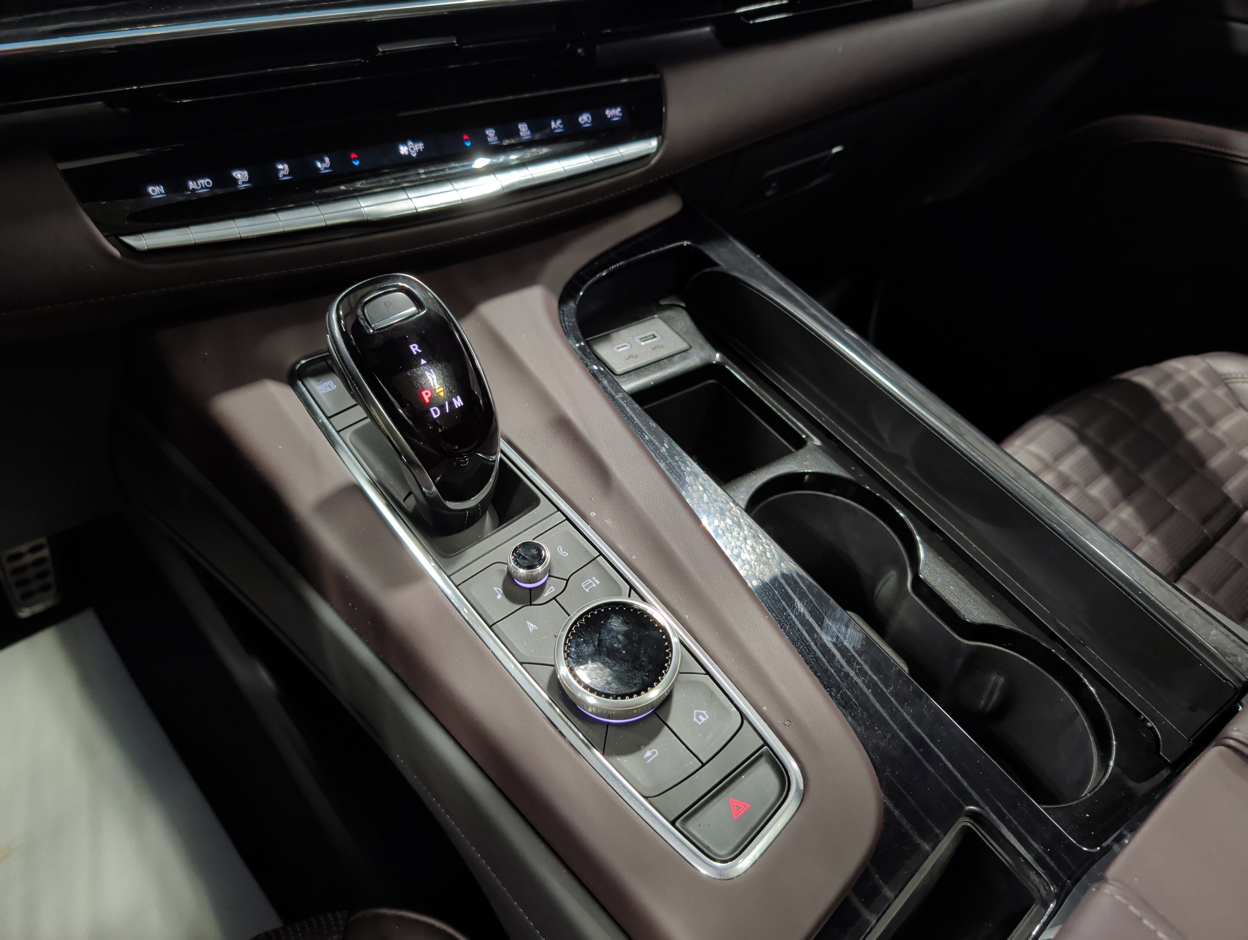 Used 2024 Cadillac Escalade V w/ LPO, ONYX Package image 15