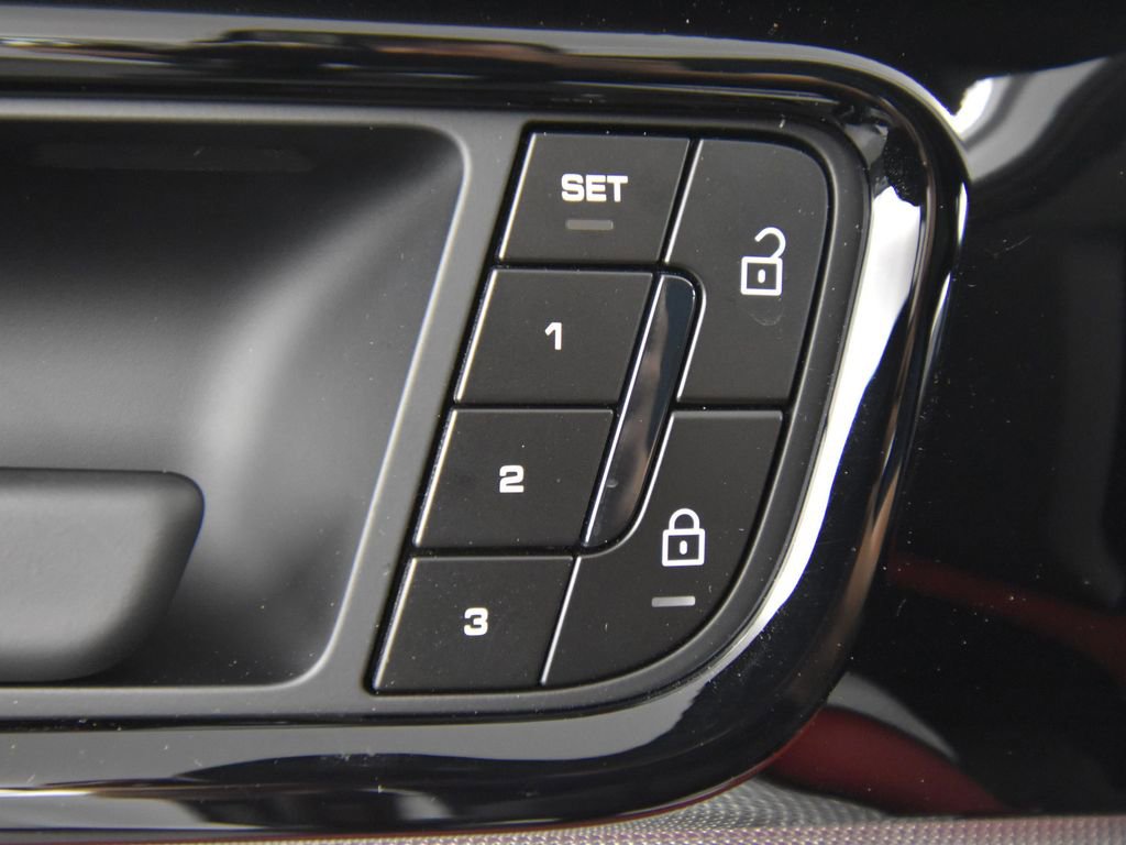 Used 2025 Porsche Panamera 4 image 28