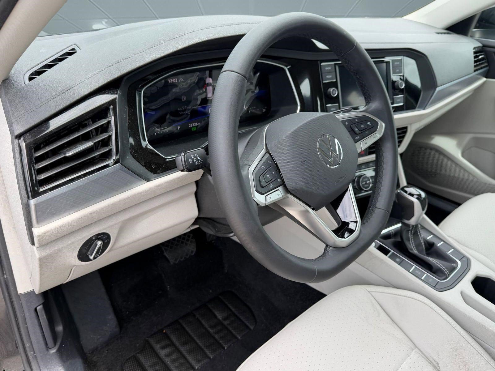 Used 2023 Volkswagen Jetta SE image 4