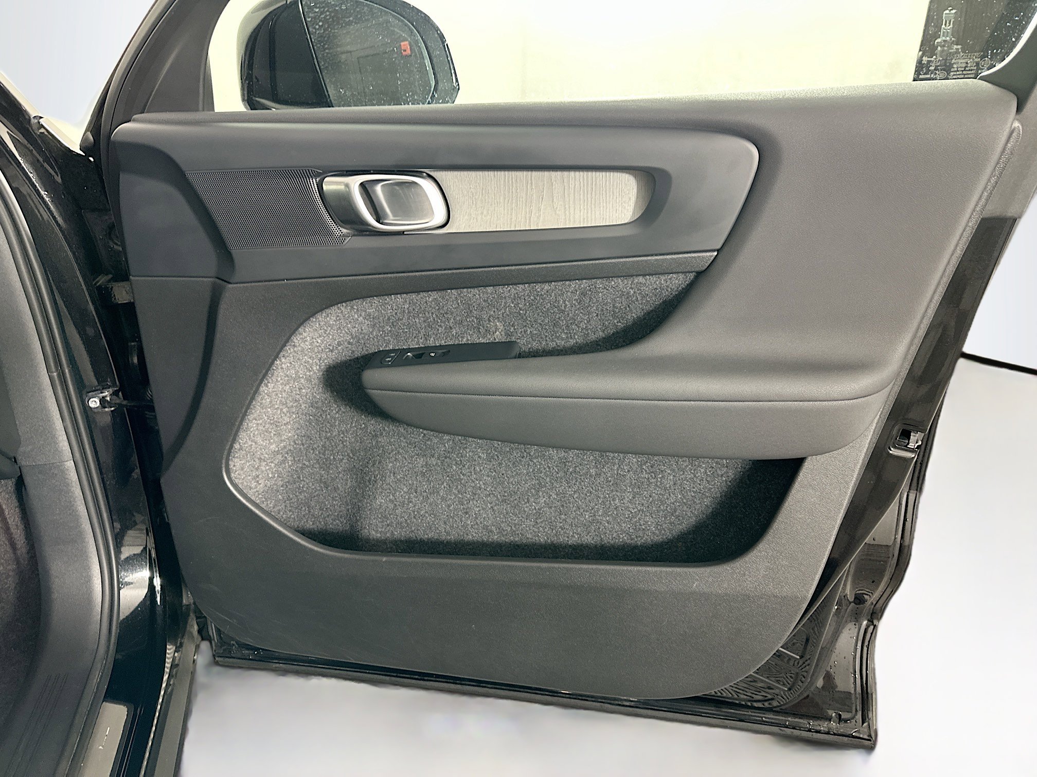 Used 2025 Volvo XC40 B5 Plus image 32