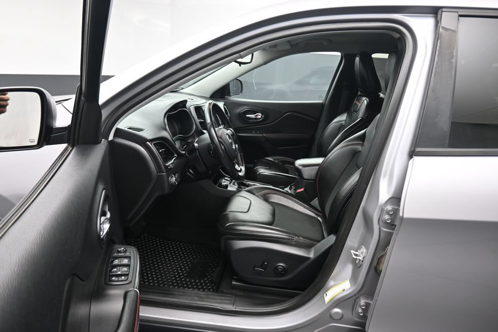 Used 2019 Jeep Cherokee Trailhawk AWD/4WD image 11