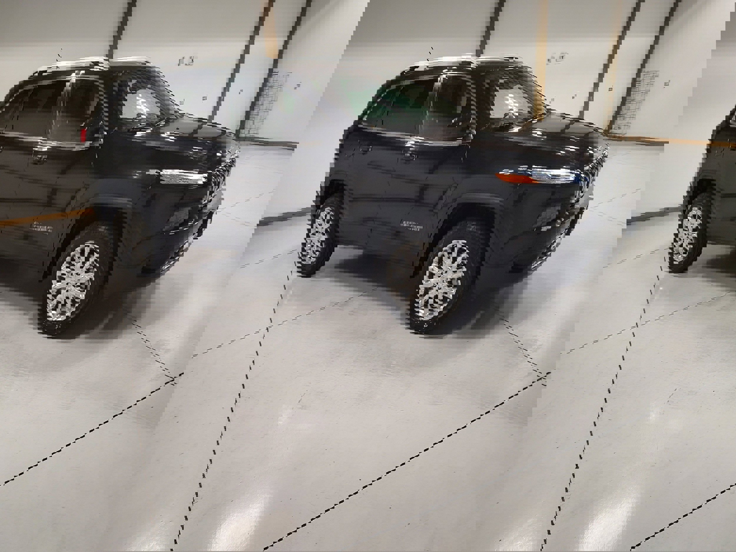 Used 2015 Jeep Cherokee Limited w/ Luxury Group image 2