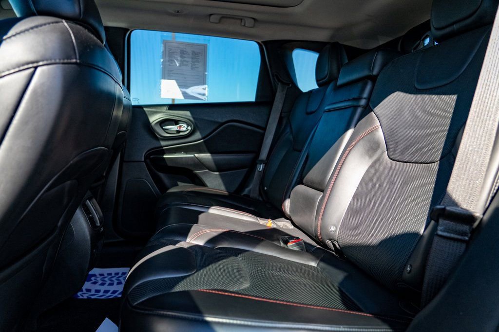 Used 2019 Jeep Cherokee Trailhawk AWD/4WD image 23